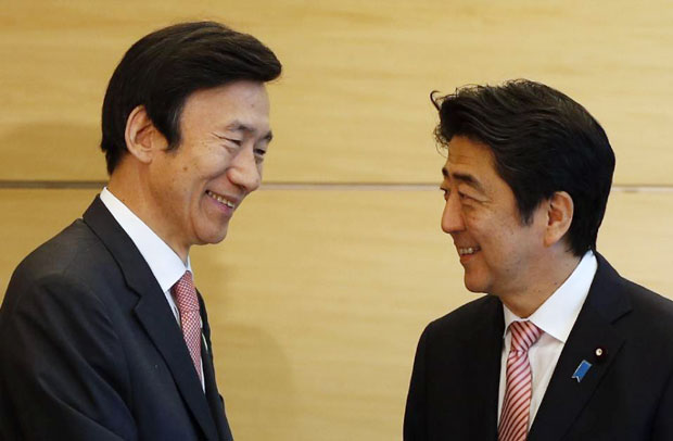 Thủ tướng Nhật Bản Shinzo Abe (phải) gặp gỡ Ngoại trưởng Hàn Quốc Yun Byung-se tại Tokyo ngày 22-6.    					            Ảnh: AFP