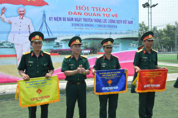 Đại diện quận Thanh Khê (bìa trái) nhận giải ba tại Hội thao lực lượng dân quân tự vệ năm 2015 do Bộ Chỉ huy quân sự thành phố Đà Nẵng tổ chức.  