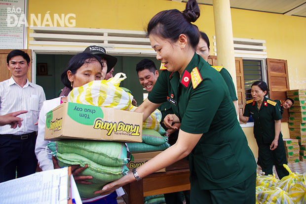 Hội Phụ nữ Bộ Chỉ huy quân sự thành phố Đà Nẵng tặng quà cho đồng bào xã Trà Tân, huyện Bắc Trà My (tỉnh Quảng Nam) trong chuyến hành quân về nguồn tham quan căn cứ Khu ủy khu 5.