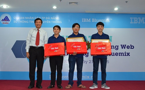 HKT Team from the DTU receiving their prize (Photo: ictdanang.vn)