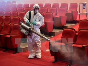 A Republic of Korean worker sprays antiseptic solution as a precaution against MERS in Seoul on June 12 (Photo: AFP/VNA)