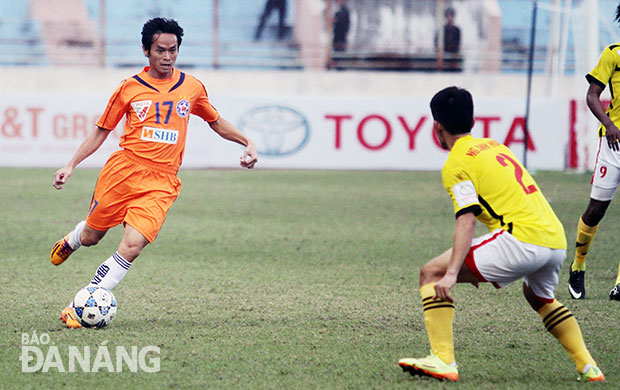 Từng buộc Hải Phòng (áo vàng) chịu thất bại đầu tiên tại V-League 2015, Vũ Phong (áo cam) và các cầu thủ SHB Đà Nẵng hoàn toàn có thể tái lập chiến tích này ở vòng tứ kết Cúp Quốc gia 2015.