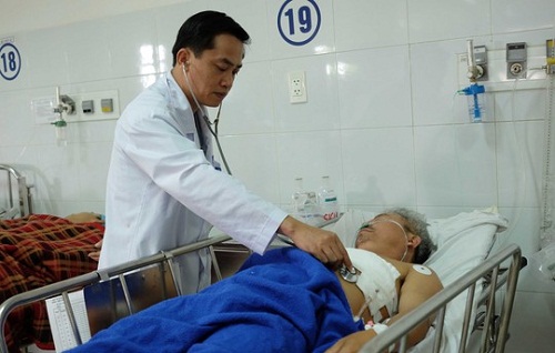 A doctor examining Chi after his operation