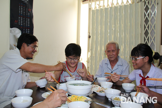 Một bữa cơm đầm ấm của gia đình ông Thiên.