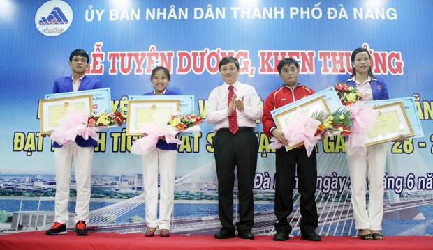 Phó Chủ tịch UBND thành phố Đặng Việt Dũng trao bằng khen của và tiền thưởng của UBND thành phố cho những VĐV đạt thành tích xuất sắc tại SEA Games 28.