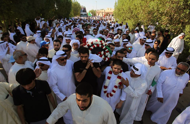 Người dân Kuwait đưa tang các nạn nhân vụ đánh bom ở đền Al-Imam Al-Sadeq.  Ảnh: AFP