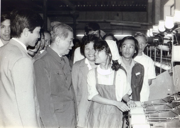 Tổng Bí thư Nguyễn Văn Linh thăm Nhà máy Dệt 29-3 (ngày 18-2-1989). Ảnh: NGỌC HỢI