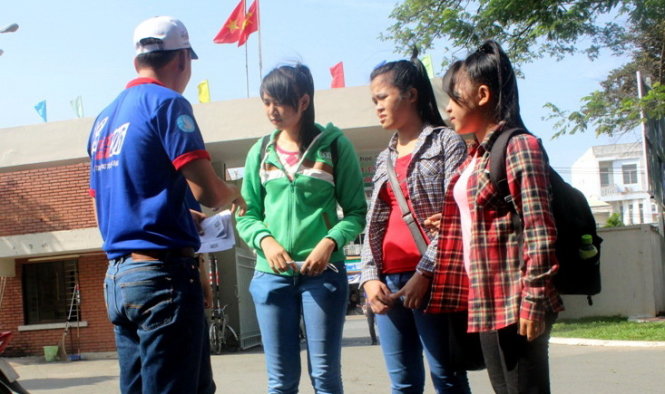Sinh viên tình nguyện hướng dẫn thí sinh đến điểm thi