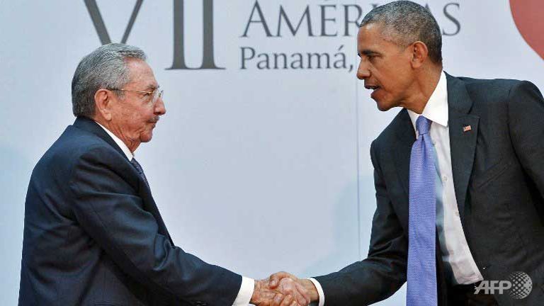 Tổng thống Barack Obama (phải) bắt tay Chủ tịch Raul Castro tại cuộc gặp gỡ bên lề Hội nghị thượng đỉnh Châu Mỹ tại thành phố Panama, ngày 11-4-2015. Ảnh: AFP