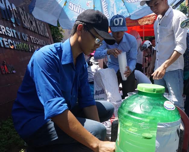 Chiến sỹ tình nguyện chuẩn bị nước uống cho thí sinh