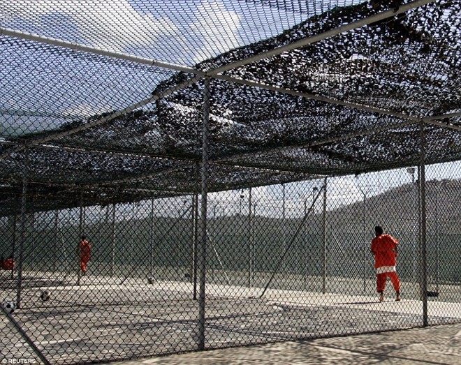 Guantanamo ra đời vào năm 2002, dưới thời chính quyền Tổng thống George W. Bush và chuyên giam giữ những phần tử mà Mỹ liệt vào danh sách khủng bố hoặc liên quan tới mạng lưới khủng bố quốc tế Al Qaeda và Taliban sau vụ khủng bố ngày 11/9/2001. Tuy nhiên, dư luận thế giới lên án Guantanamo vì Washington giam các nghi can khủng bố trong nhiều năm mà không xét xử. Ảnh: Reuters