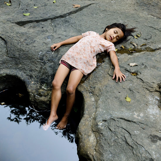 Bé gái thoải mái đi tắm sông suối mà không hề sợ bị hãm hiếp. 