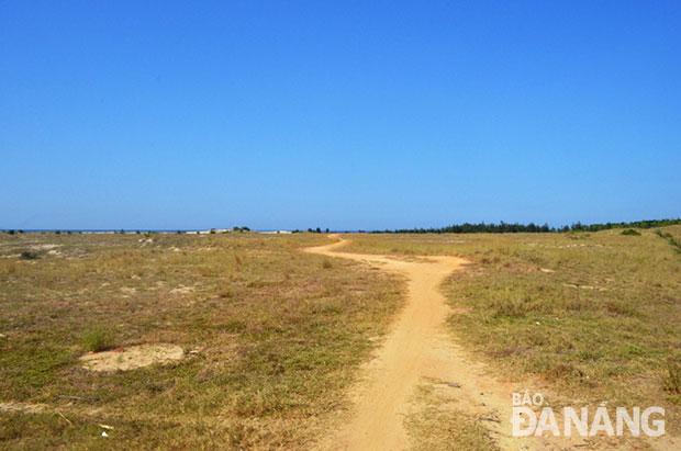 Sau hơn 7 năm được cấp phép đầu tư, The Nam Khang vẫn chỉ là bãi đất trống.  Ảnh: Ngọc Phú