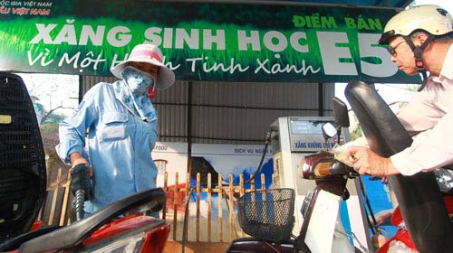 A local customer has his motorbike filled up with E5 bio-fuel