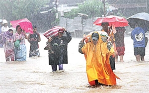 Philippine people wade through flooding caused by heavy rains following storm Egay (Photo: mb.com.ph)