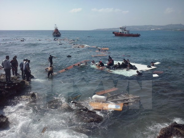 Lực lượng cứu hộ hỗ trợ người di cư lên đảo Rhodes sau một vụ chìm tàu chở người di cư.