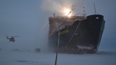 Tàu phá băng Nga tại Bắc Cực. Ảnh: RIA Novosti 