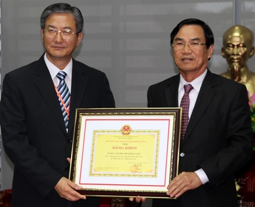 Chairman Lee Chul Shin (left) and Vice Chairman Viet 