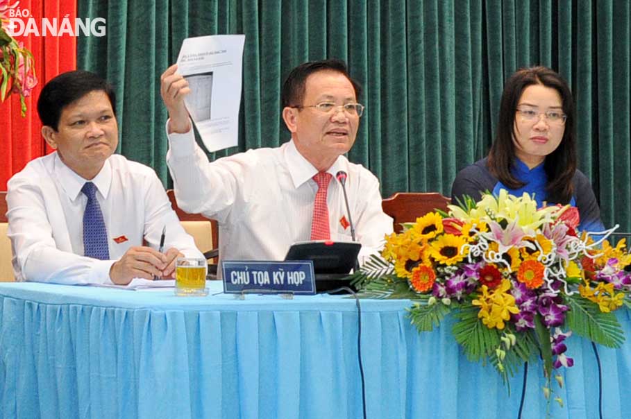 Bí thư Thành ủy, Chủ tịch HĐND thành phố Trần Thọ chủ trì phiên thảo luận tại hội trường. Ảnh: Văn Nở