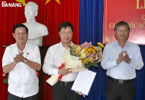 Director Vu Quang Hung (middle)