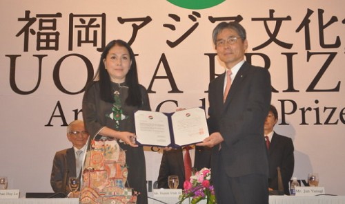 Vietnamese designer Dang Thi Minh Hanh (left) receives the award certificate from a representative of Japan’s Fukuoka City on July 7, 2015.