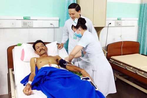 A doctor examining the patient (Source: cadn.com.vn)