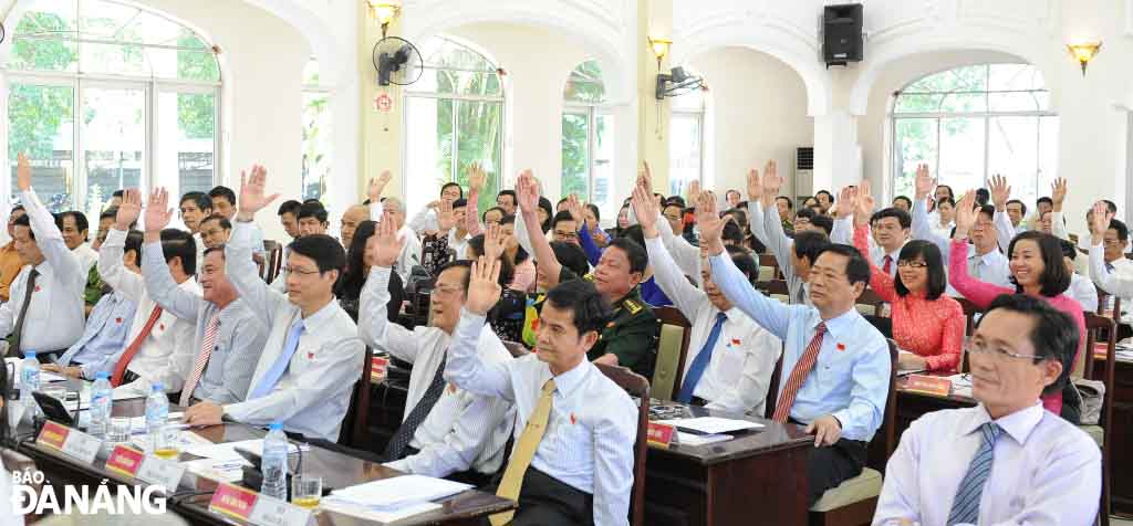 Đại biểu HĐND thành phố thông qua các Nghị quyết quan trọng. Ảnh: Văn Nở