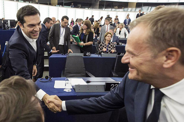 Thủ tướng Hy Lạp Alexis Tsipras (trái) gặp gỡ Chủ tịch Hội đồng châu Âu Donald Tusk tại Strasbourg, phía đông nước Pháp ngày 8-7. Ông Donald Tusk muốn Hy Lạp ở lại eurozone.  				   Ảnh: AP