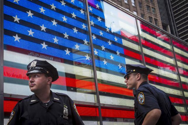 Các nhân viên an ninh tuần tra tại Quảng trường Thời đại, New York, ngày 3-7-2015. Ảnh: Reuters