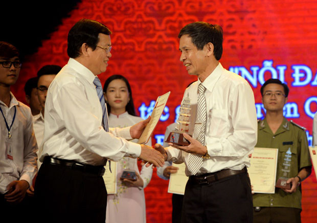 NSƯT Huỳnh Hùng (phải) nhận giải B Giải Báo chí quốc gia lần thứ IX năm 2014 cho phim tài liệu “Sông núi khắc tên” do anh và các cộng sự Lê Hoàng Nam, Lê Minh thực hiện.  (Ảnh do nhân vật cung cấp)