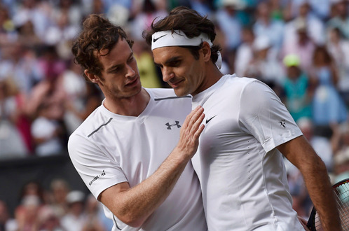 Murray (trái) chúc mừng Federer sau trận đấu - Ảnh: Reuters