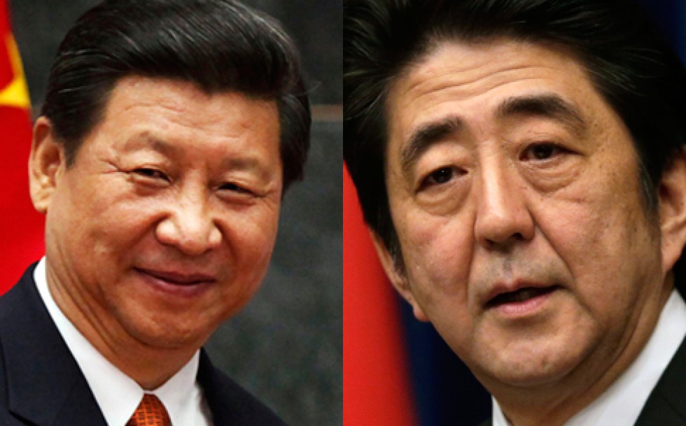 Chủ tịch Trung Quốc, Tập Cận Bình (trái) và Thủ tướng Nhật Bản, Shinzo Abe. Ảnh: Reuters 