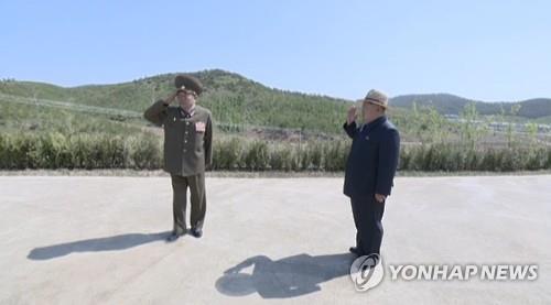 Ông Pak Yong-sik (trái) bên cạnh nhà lãnh đạo Triều Tiên Kim Jong-un. Ảnh: Yonhap