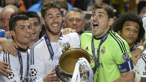 Casillas (áo xanh) đã thi đấu 725 trận cho Real. Ảnh: Reuters