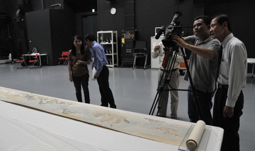 The filmmakers shoot a painting that depicts trade between Vietnam and Japan for the documentary series. Tuoi Tre