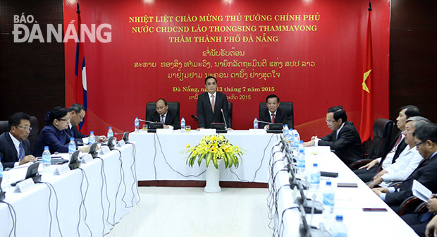 Thủ tướng Thongsing Thammavong phát biểu tại buổi làm việc với lãnh đạo thành phố Đà Nẵng.