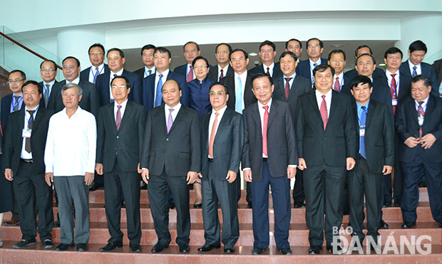 Thủ tướng Thongsing Thammavong chụp ảnh cùng Phó Thủ tướng Nguyễn Xuân Phúc và lãnh đạo thành phố. 							Ảnh: VIỆT DŨNG