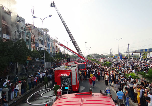Huy động lực lượng và phương tiện tham gia chữa cháy tại số nhà 1117 Ngô Quyền, quận Sơn Trà.