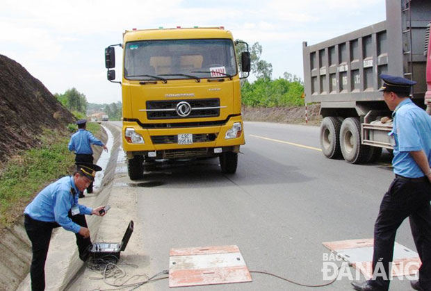 Khi  xe chuẩn bị lăn qua bàn cân, tài xế xe 43C.095.8...  dừng xe thông báo “bộ số xe hư rồi” và bỏ đi mất. (Ảnh chụp lúc 9 giờ ngày 7-7-2015, tại đường tránh Nam Hải Vân -  Túy Loan)