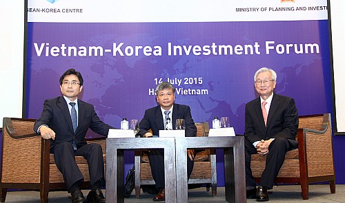 Officials are pictured at the Viet Nam - Korea Investment Forum in Hanoi on July 14, 2015.