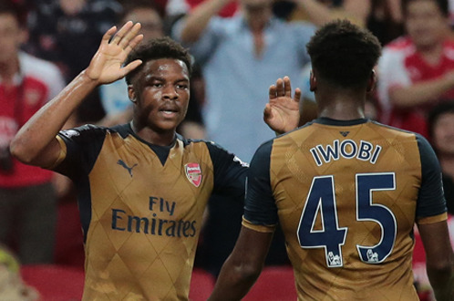 Akpom (trái) ăn mừng bàn thắng cùng Iwobi sau khi ghi bàn vào lưới đội Các ngôi sao Singapore - Ảnh: Reuters