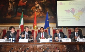 Ambassador Nguyen Hoang Long (centre) and Italian Deputy Foreign Minister Benedetto Della Vedova (second, left) at a workshop on Asian-Pacific cooperation in Rome on March 26