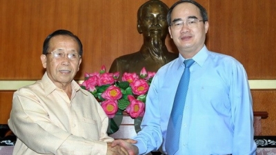 VFF President Nguyen Thien Nhan (right) receives permanent Vice President of the Lao Front for National Construction, Tong Yerthor. (Credit: VNA)