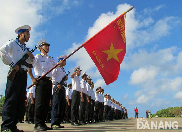 Chào cờ trên quần đảo Trường Sa, Việt Nam.  				                         Ảnh: Internet