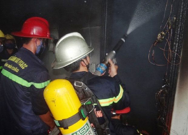Lực lượng chữa cháy triển khai ống dẫn nước lên tầng 6, quán karaoke The Voice để khống chế đám cháy lan sang các phòng khác. (Ảnh do Cảnh sát PCCC Đà Nẵng cung cấp)