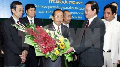 VFF Vice President and General Secretary Vu Trong Kim (right) presents flowers to LFNC Standing Vice President Tong Yerthor. (Credit: VNA) 