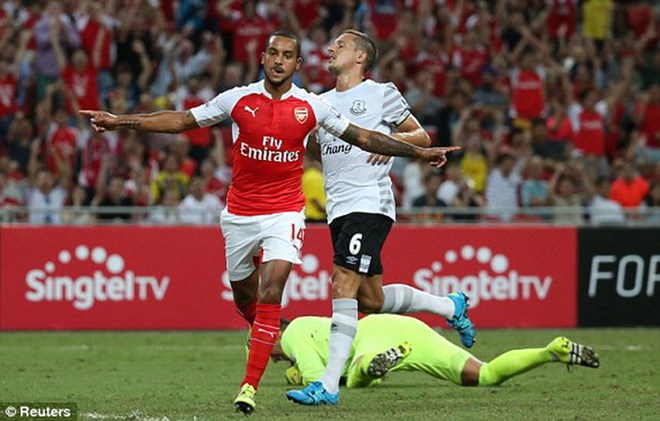 Theo Walcott mở đầu cho chiến thắng của Arsenal. (Nguồn: Reuters)