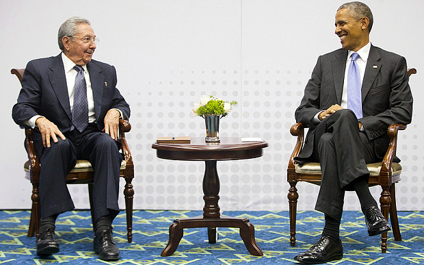 Chủ tịch Cuba Raul Castro trong cuộc gặp lịch sử với Tổng thống Mỹ Barack Obama tại Panama hồi tháng 4-2015 (Ảnh: AP)