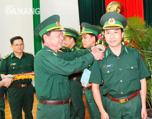 Đại tá Nguyễn Quốc Bình, Phó Chỉ huy trưởng BĐBP thành phố gắn quân hàm thiếu tá trước niên hạn cho Phạm Văn Hùng.