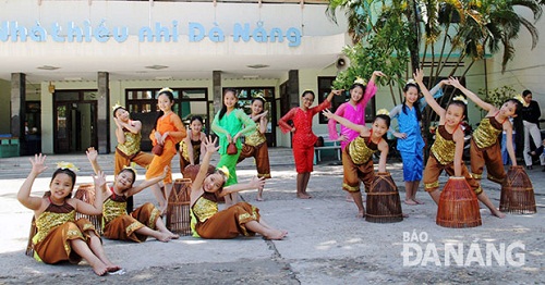  Local children rehearse for their performances